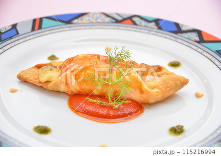 パイ生地の包まれたチーズとトマトソース 115216994