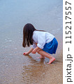 砂浜で遊ぶ女の子 115217557