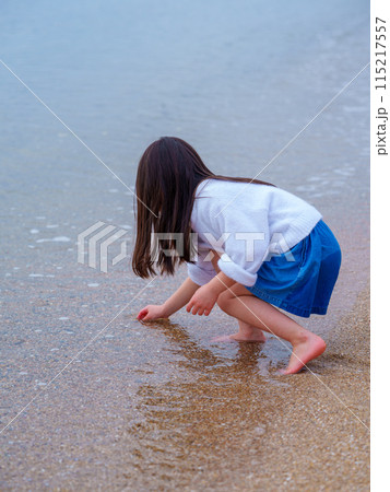 砂浜で遊ぶ女の子 115217557