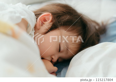 眠っている赤ちゃん お昼寝 115217804