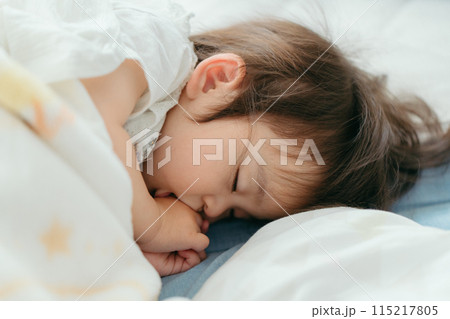 眠っている赤ちゃん お昼寝 眠っている赤ちゃん お昼寝 115217805