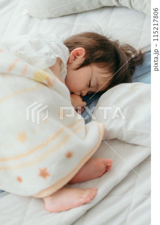 眠っている赤ちゃん お昼寝 115217806