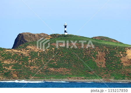 礼文島スコトン岬から眺めるトド島の灯台 礼文島スコトン岬から眺めるトド島の灯台 115217850