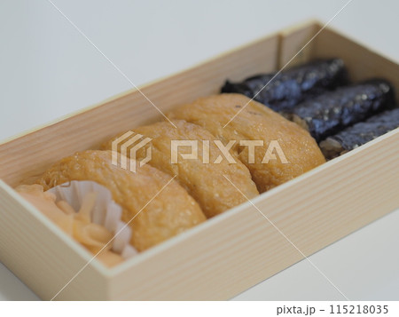 助六寿司（稲荷寿司・海苔巻き）白背景 115218035