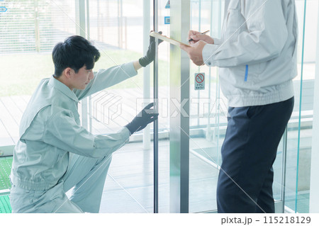 自動ドアのメンテナンスをする作業員 115218129
