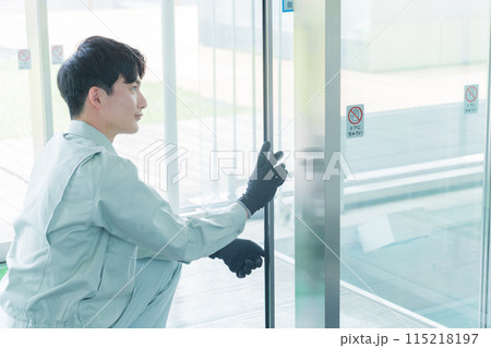 自動ドアのメンテナンスをする作業員 115218197