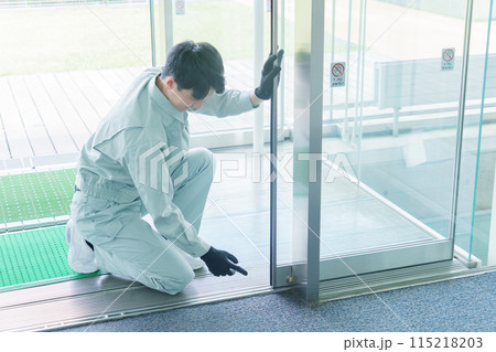 自動ドアのメンテナンスをする作業員 115218203
