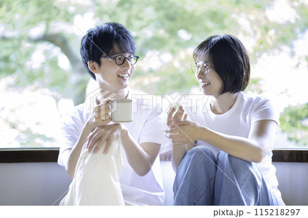 眼鏡をかけた若いカップル 眼鏡をかけた若いカップル 115218297