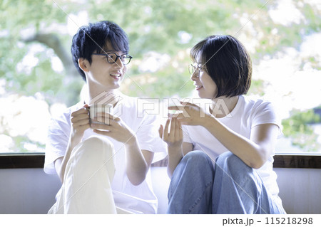 眼鏡をかけた若いカップル 眼鏡をかけた若いカップル 115218298