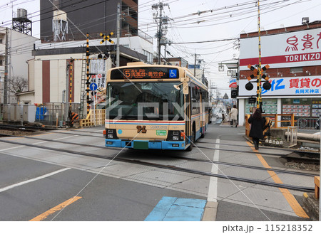 長岡天神駅付近の踏切を通過する阪急バス 115218352