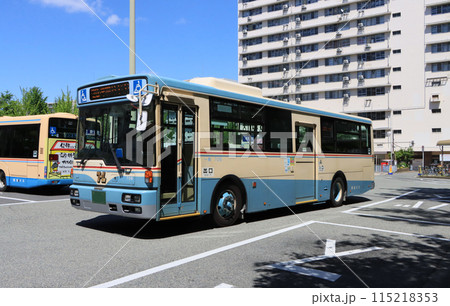 桃山台駅を出発する復刻塗装の阪急バス 桃山台駅を出発する復刻塗装の阪急バス 115218353