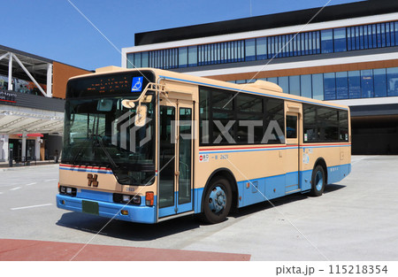 箕面萱野駅を出発する阪急バス 115218354