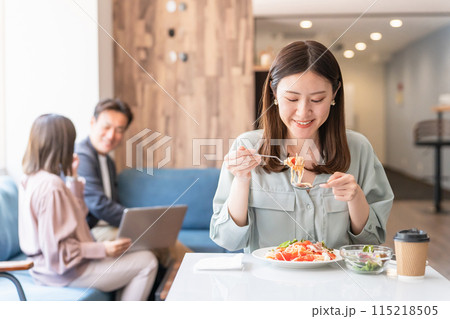 カフェ・レストラン・飲食店で食事をする女性・恋人・同僚 カフェ・レストラン・飲食店で食事をする女性・恋人・同僚 115218505