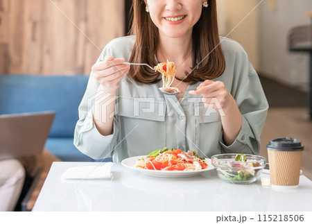 カフェ・レストラン・飲食店で食事をする女性・恋人・同僚 115218506