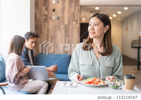 カフェ・レストラン・飲食店で食事をする女性・恋人・同僚 カフェ・レストラン・飲食店で食事をする女性・恋人・同僚 115218507