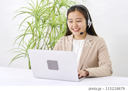 オフィスで働く若いオペレーター オフィスで働く若いオペレーター 115218679