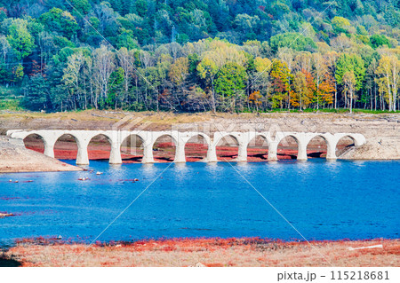 北海道 秋のタウシュベツ川橋梁 ~タウシュベツ展望台から~ 北海道 秋のタウシュベツ川橋梁 ~タウシュベツ展望台から~ 115218681