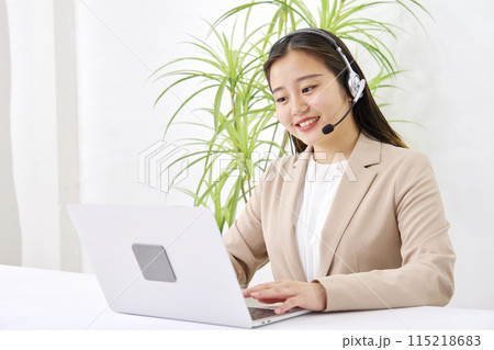 オフィスで働く若いオペレーター 115218683