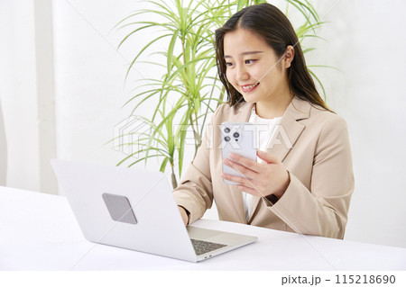 オフィスでデクスワークをする若いビジネスウーマン オフィスでデクスワークをする若いビジネスウーマン 115218690