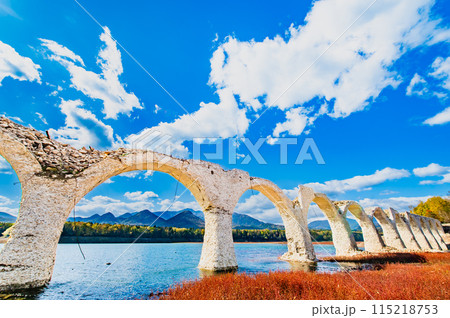 北海道 秋のタウシュベツ川橋梁 115218753