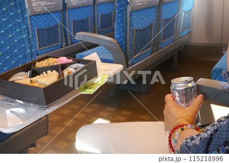 東海道新幹線の車内も景色を見たり駅弁を広げたり楽しみいっぱいですね 東海道新幹線の車内も景色を見たり駅弁を広げたり楽しみいっぱいですね 115218996