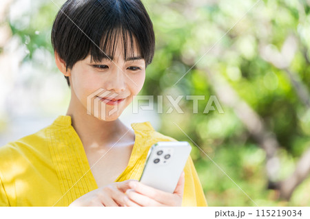 スマホを操作する女性。 115219034