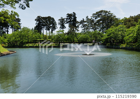 高田城址公園のお堀にある噴水 115219390