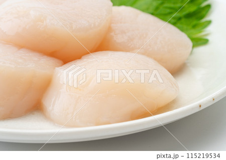 ホタテの貝柱の刺身のクローズアップ 115219534