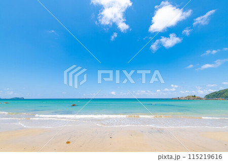 夏の砂浜から眺める青い空 夏の砂浜から眺める青い空 115219616