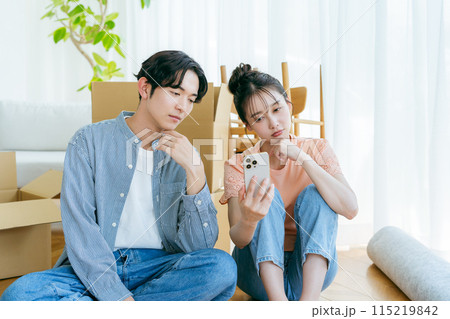 引越しの準備をするカップル 115219842