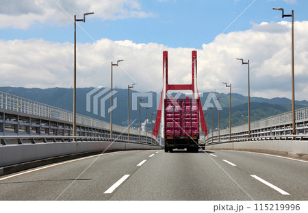 六甲アイランド六甲大橋付近を走行するトラック 六甲アイランド六甲大橋付近を走行するトラック 115219996