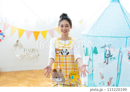 若い保育士さん 115220199