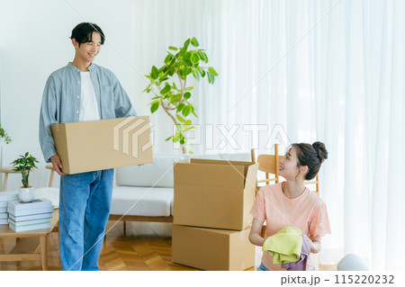 引越しの準備をするカップル 引越しの準備をするカップル 115220232