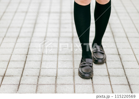 歩く女子高校生・女子高生・女子中学生のローファー・スクールローファー・ハイソックス 115220569