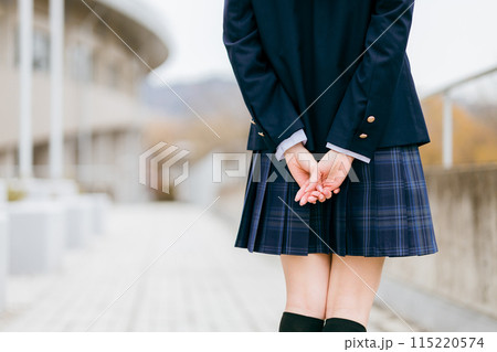 待ち合わせする女子高生の後姿（顔なし） 115220574