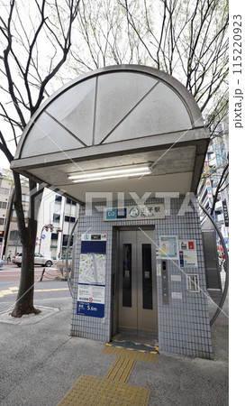 東京メトロ南北線の王子駅エレベーター専用口、複合文化施設「北とぴあ」の敷地内にある 東京メトロ南北線の王子駅エレベーター専用口、複合文化施設「北とぴあ」の敷地内にある 115220923