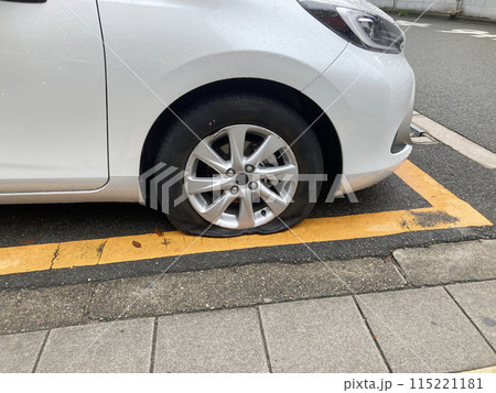 パンクした乗用車 115221181