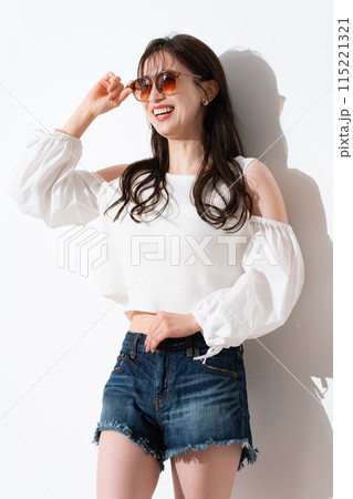バカンスルックの若い女性 115221321