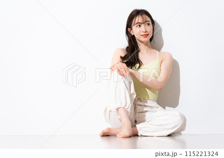 スポーツウェアの若い女性 スポーツウェアの若い女性 115221324