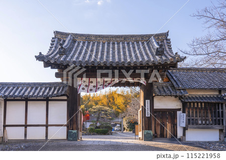 秋の京都 紅葉に包まれた勧修寺 山門 秋の京都 紅葉に包まれた勧修寺 山門 115221958