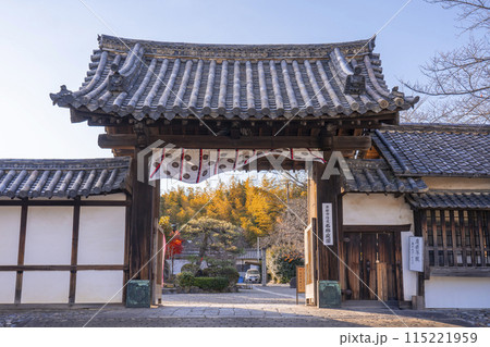 秋の京都　紅葉に包まれた勧修寺　山門 115221959