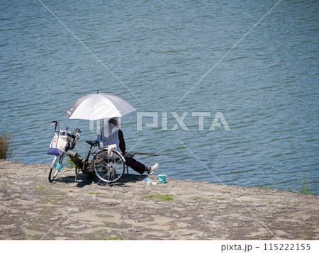 大阪　淀川　ワンド（湾処）の釣り人（淀川城北地区）（初夏） 115222155