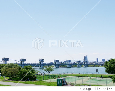 大阪 淀川 淀川大堰とテニスコート(毛馬地区)(初夏) 大阪 淀川 淀川大堰とテニスコート(毛馬地区)(初夏) 115222177