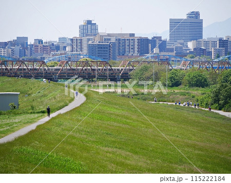 大阪　淀川　河川敷での散歩やサイクリングと淀川橋梁の電車（赤川地区）（初夏） 115222184