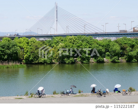 大阪 淀川 ワンド(湾処)の釣り人と菅原城北大橋(初夏) 大阪 淀川 ワンド(湾処)の釣り人と菅原城北大橋(初夏) 115222187