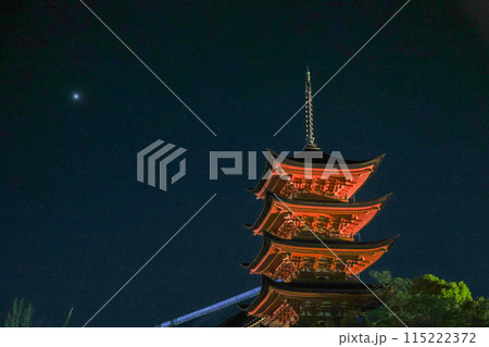 広島県 初夏 宮島 厳島神社 夜の五重塔 広島県 初夏 宮島 厳島神社 夜の五重塔 115222372