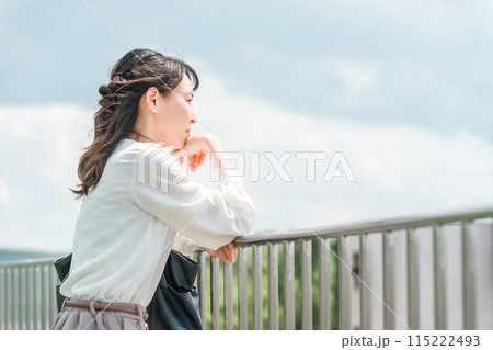 屋上で考え事をするビジネスウーマン（転職・退職・キャリア） 115222493