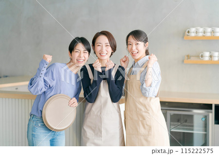 カフェで働く女性達 カフェで働く女性達 115222575