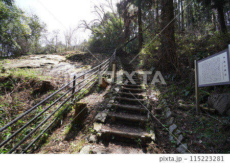神川町 金鑚(かなさな)神社から御岳山に登る登山道 鏡岩付近から鏡岩を見る 2024年3月30日 神川町 金鑚(かなさな)神社から御岳山に登る登山道 鏡岩付近から鏡岩を見る 2024年3月30日 115223281
