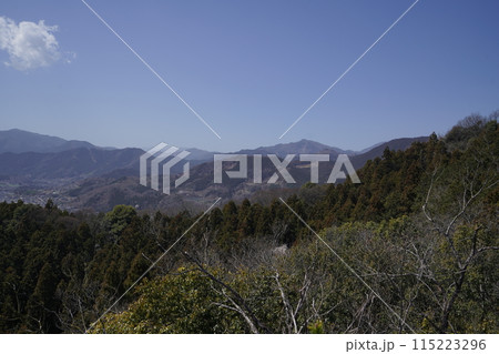 神川町　金鑚神社から御岳山に登る登山道　中腹にある岩山展望台から西方面を見る　2024年3月30日 115223296